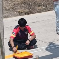 Rotario pintando señalización vial